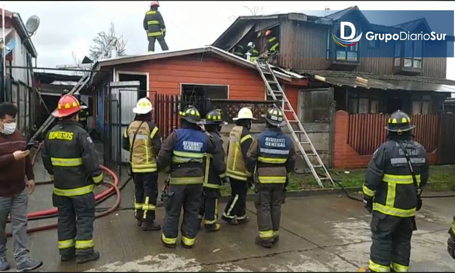 Incendio declarado con propagación afectó a dos casas en Osorno