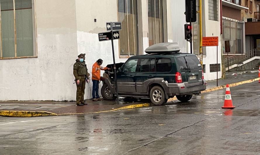 Automóvil amaneció incrustado contra residencia sanitaria