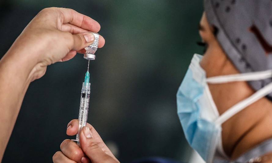 Instituto de Salud Pública aprobó vacunación con Sinovac de menores desde los 6 años