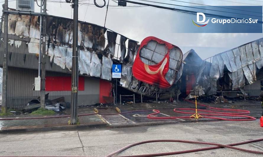 Incendio destruyó supermercado Unimarc en vecina Región de Los Ríos 