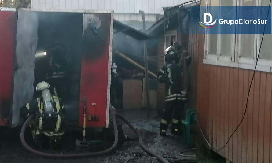 Carro de comida al costado de una casa se incendió en Río Bueno