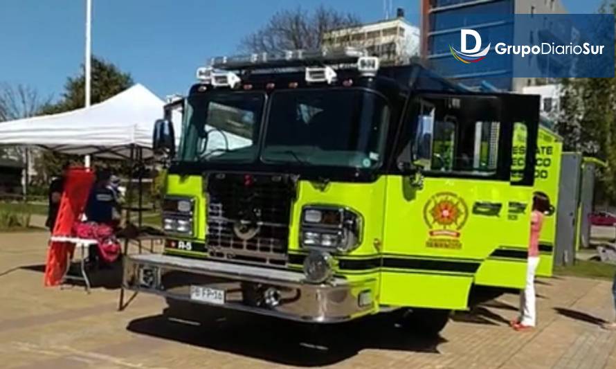 Presentan moderno carro de bomberos en plaza de Osorno