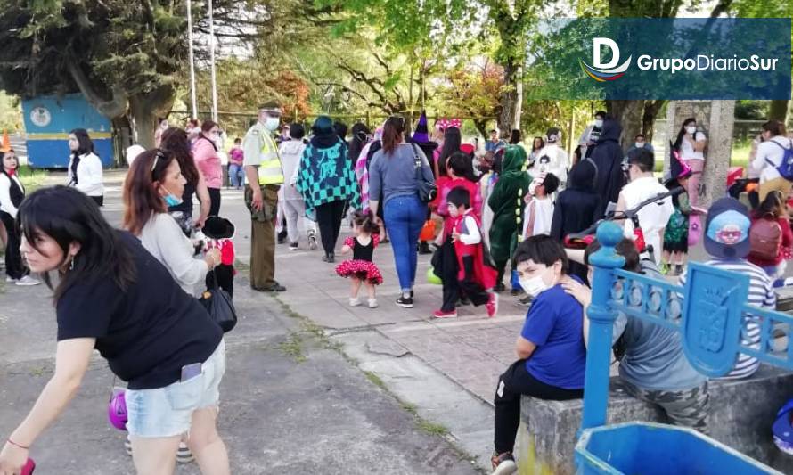 Carabineros de Cancura regalaron dulces a niños del sector