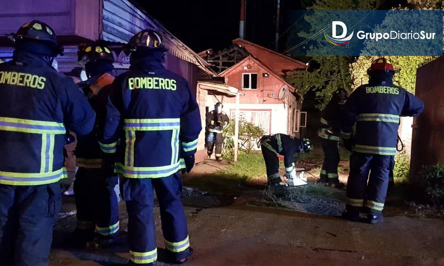 Rápida acción de Bomberos evitó que casa termine consumida por incendio 