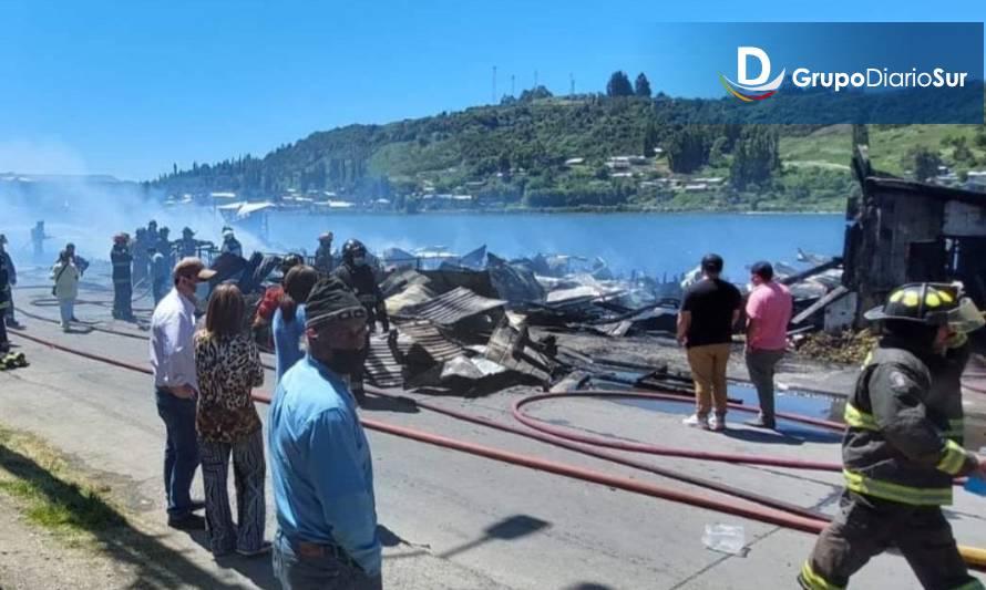 Tres bomberos heridos tras el incendio de palafitos de Castro