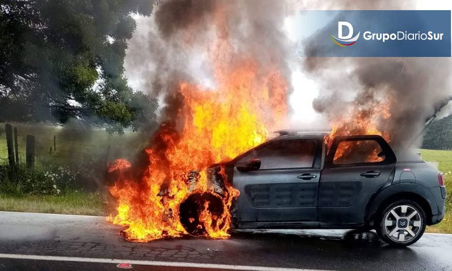 Familia logra escapar ilesa de su vehículo en llamas en Puerto Octay