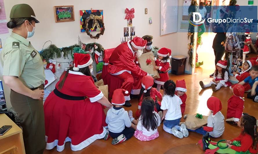 Viejito Pascuero y Carabineros adelantan la Navidad de niños de jardín infantil de Osorno