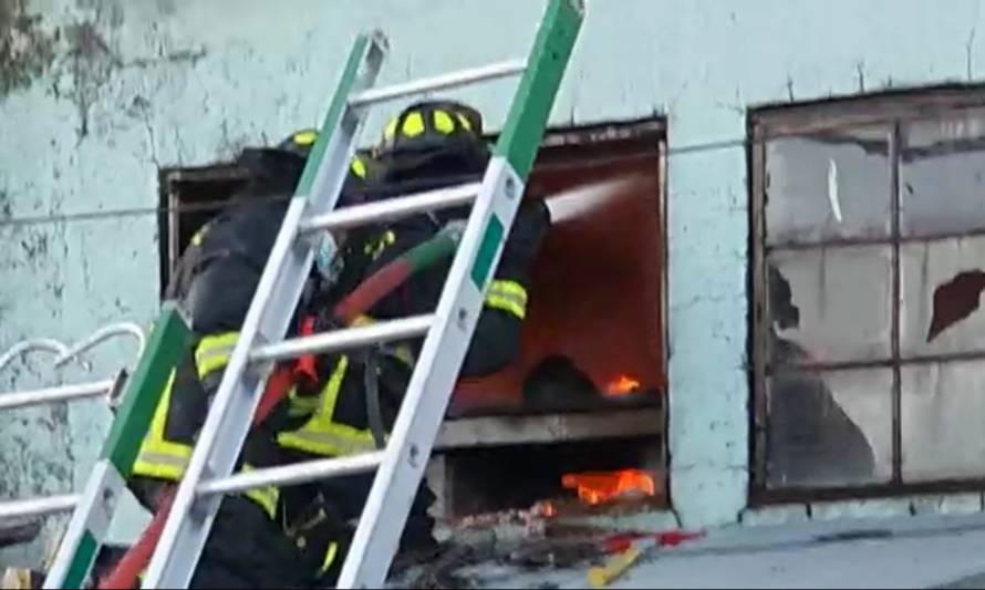 Incendio destruyó antiguo mercado y bodega municipal de Calbuco