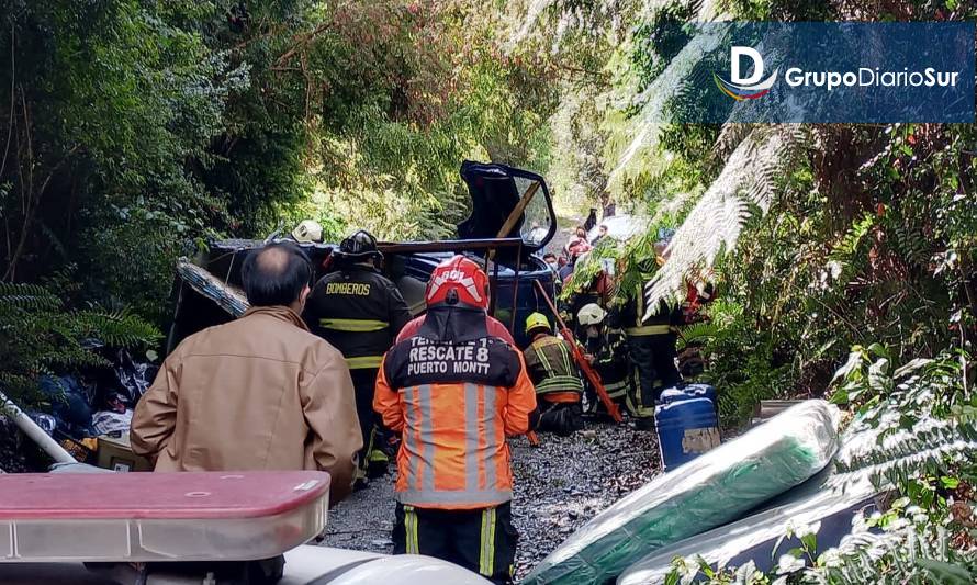 Vehículo volcó en el sector Cumbre Cortada en Puerto Montt