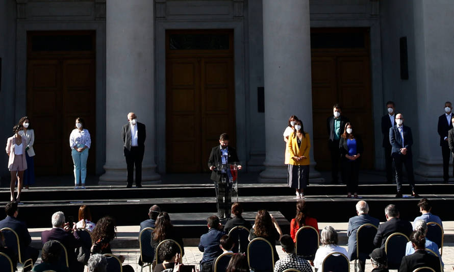 Presidente Boric nombró su gabinete: 14 ministras y 10 ministros