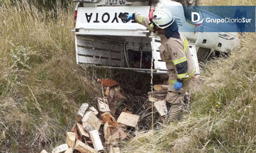 Vehículo menor resulta volcado en Ruta al Mar de Osorno