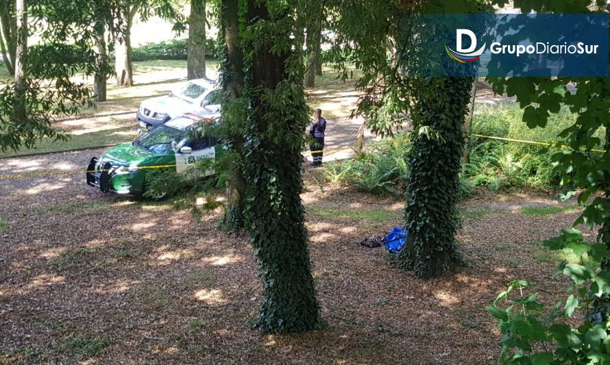 Encuentran cuerpo de adulto mayor en céntrico parque de Osorno 