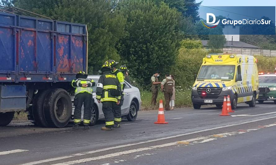 Colisión de vehículo y camión dejó una persona lesionada 