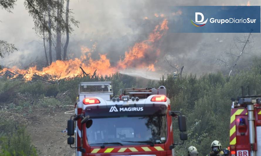 Viento no da tregua: Bomberos sigue en combate de violento incendio 