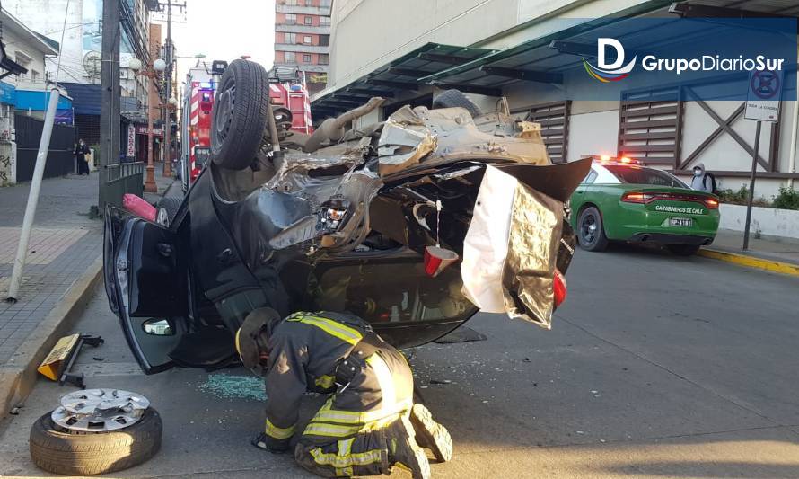 Colisión terminó con vehículo volcado y otro fugado en Osorno 
