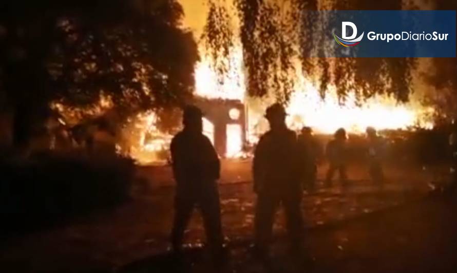 Osorno: Fuego destruyó casa patronal camino a Las Quemas 