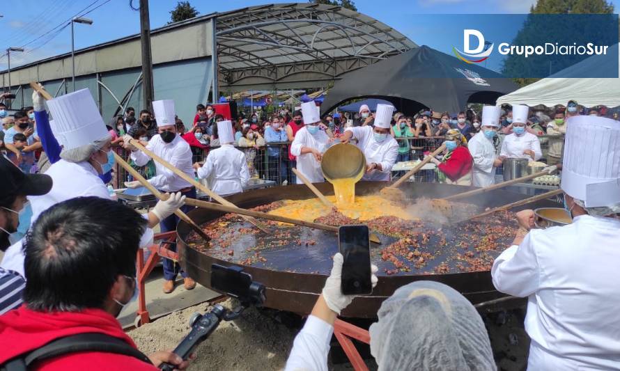 Alumnos de gastronomía prepararon la paila de huevos más grande del mundo