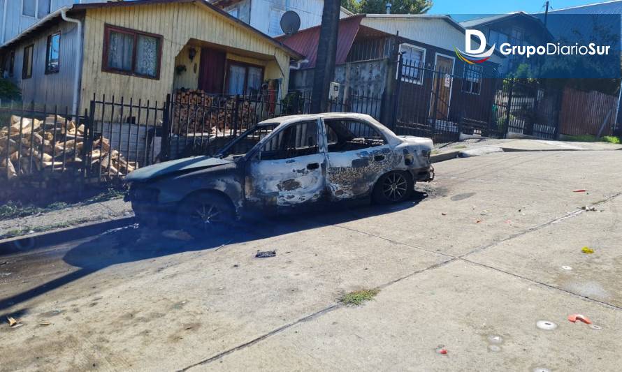 Grupo de sujetos prendió a fuego a un vehículo en población Las Rosas de Osorno