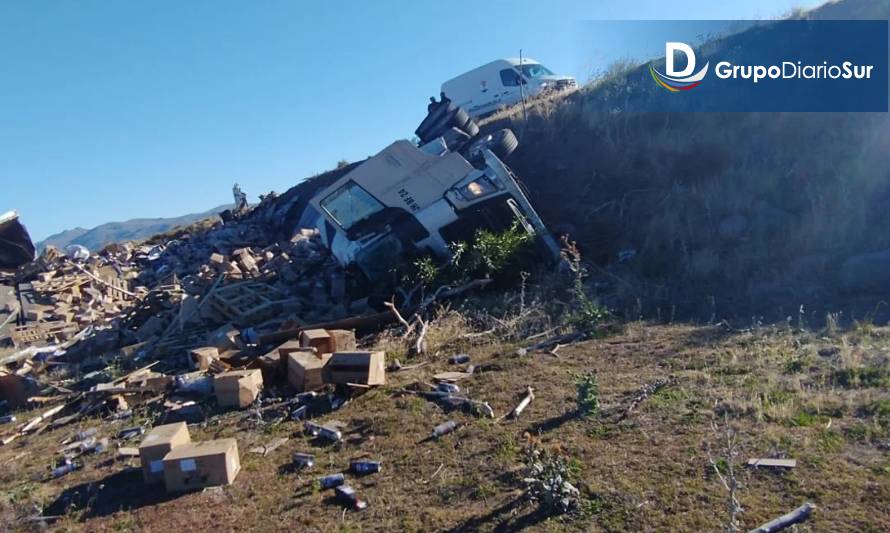 Camión que viajaba entre Osorno y Punta Arenas volcó en Argentina