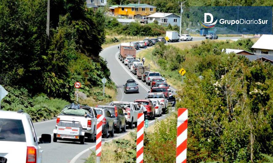 Filas de automóviles en caleta La Arena. Créditos: Gobernación Regional.