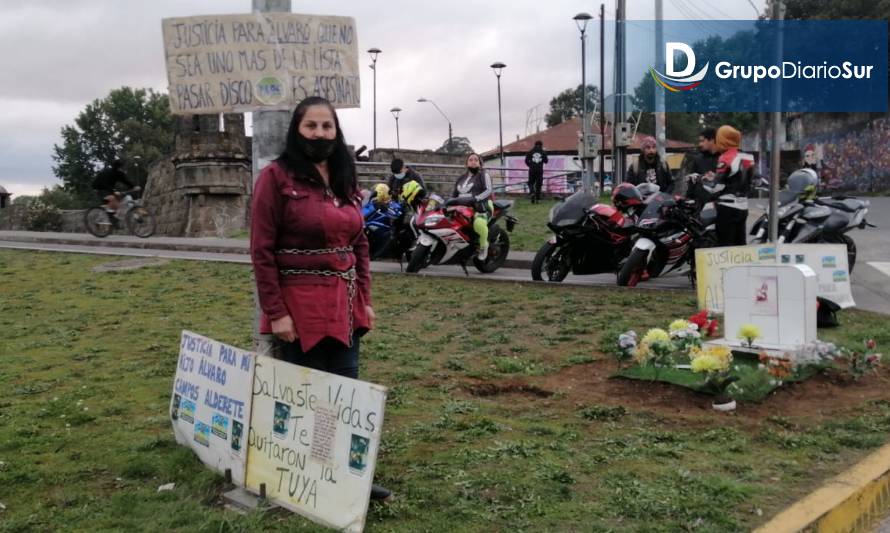Madre se amarró a un puente en Osorno para pedir justicia por su hijo