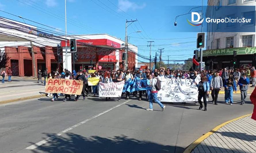Estudiantes se suman a marcha nacional por aumento de beca de alimentación en Osorno 