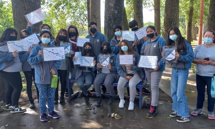 Estudiantes instalan mensajes motivacionales en puentes de Osorno