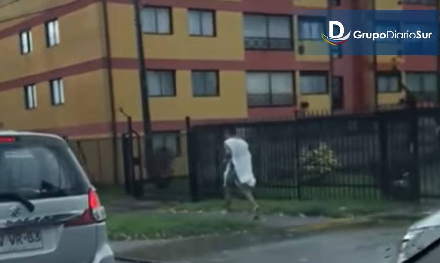 Captan a hombre corriendo en bata en las cercanías del hospital de Osorno