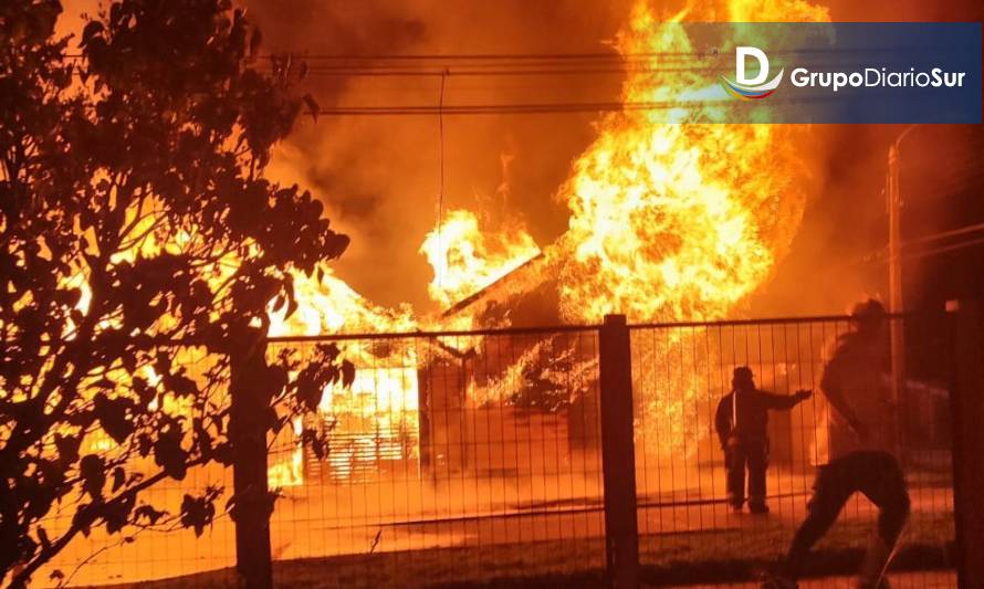 [ESTA NOCHE] Iglesia y vivienda fueron consumidas por el fuego en Lago Ranco
