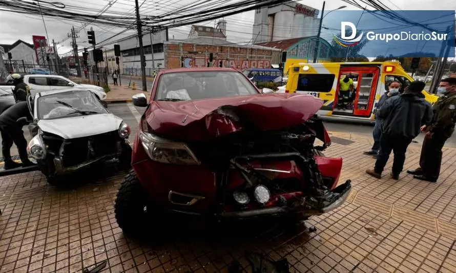 Mujer resulta lesionada tras colisión en el centro de Osorno