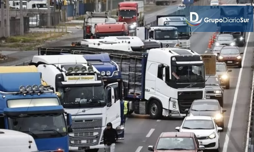 Se mantiene bloqueos de rutas a causa de camioneros 