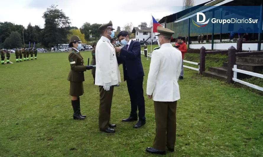 Municipalidad homenajeó con medalla de Osorno y piocha comunal a Carabineros de Chile