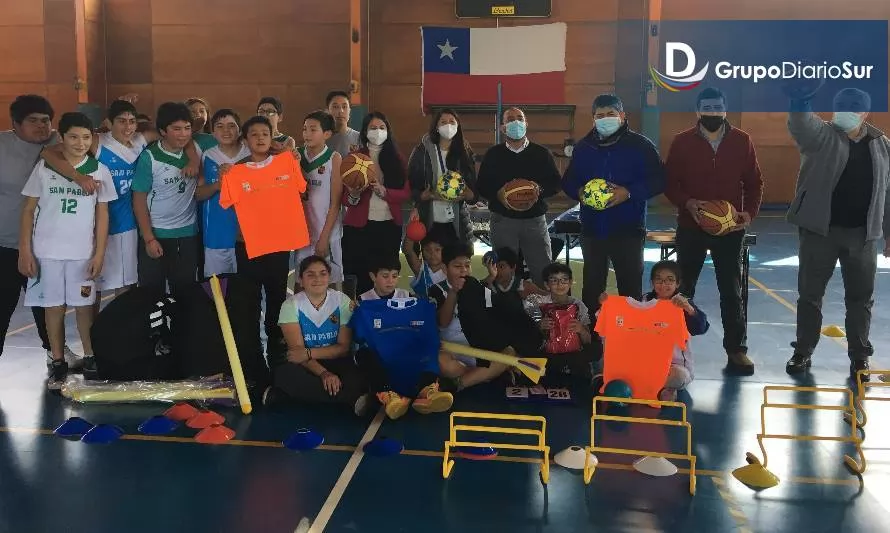 Mindep IND entregó implementación deportiva a menores de la Escuela Julio Mohr de San Pablo