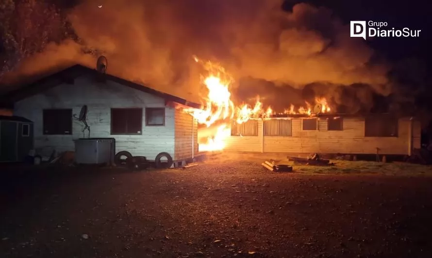 Incendio de madrugada consume una vivienda en Rupanco