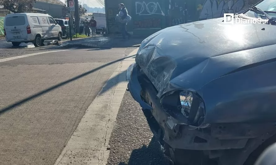 Conductor huyó tras protagonizar colisión en barrio comercial de Osorno 