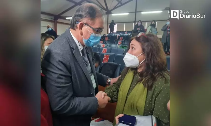 Alcalde de Osorno presenta petitorio de proyectos a la ministra de Salud