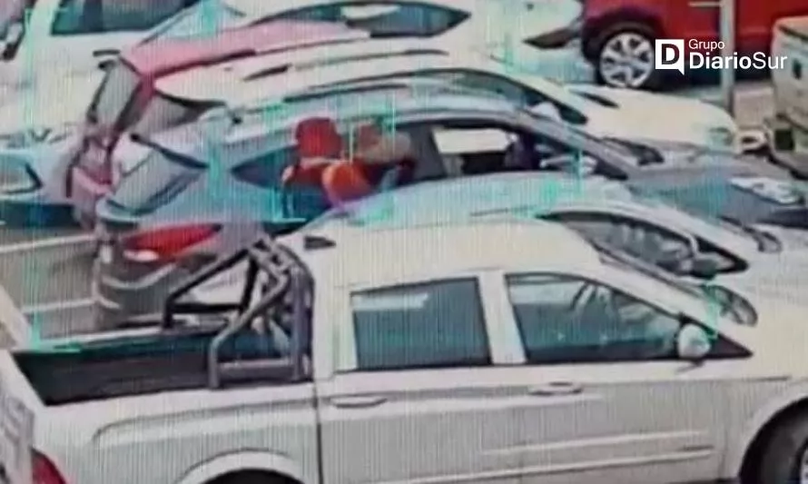 Video capta robo en vehículo estacionado en supermercado de Osorno