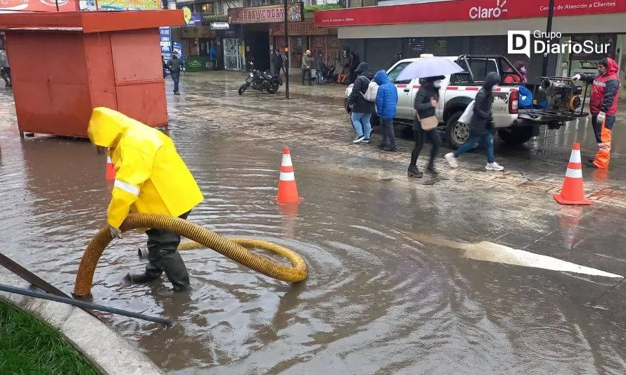 Renovada plazuela Yungay terminó inundada tras intensas lluvias