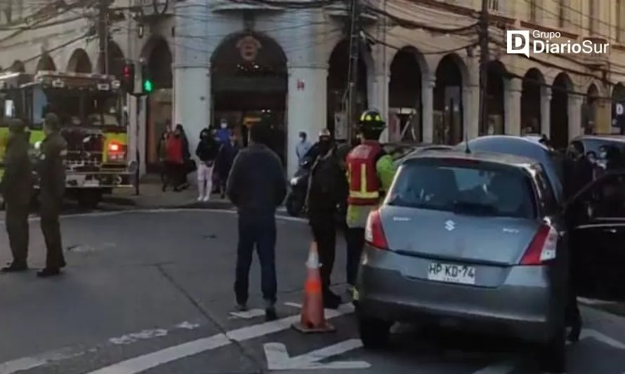 Reportan colisión de dos vehículos en pleno centro de Osorno