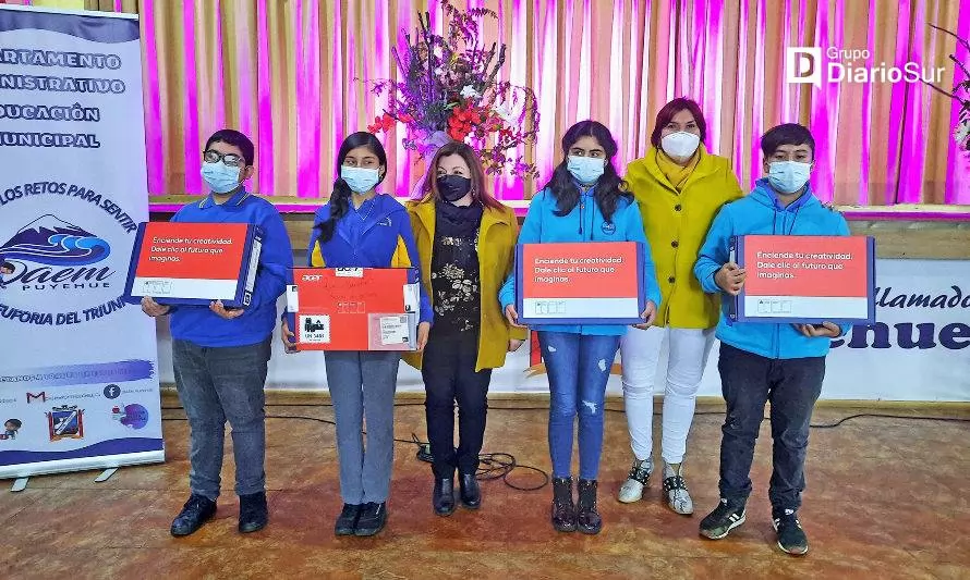 Estudiantes de Puyehue fortalecen aprendizajes con entrega de notebooks 