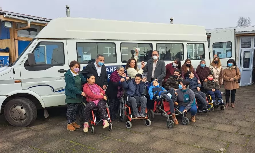 Escuela especial de Osorno recibe bus inclusivo para transporte de alumnos 