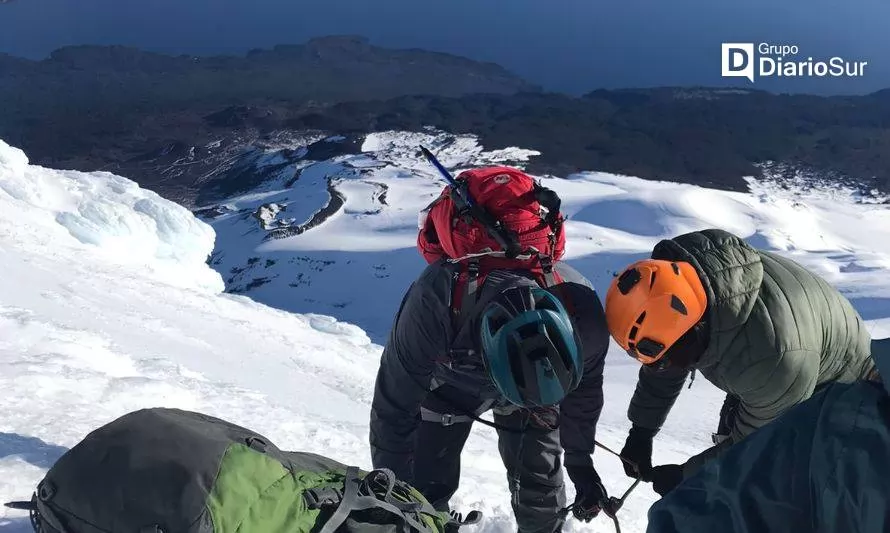 Rescatan a dos personas desde el volcán Osorno