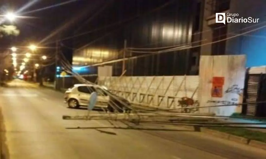 Conductor ebrio derribó poste en centro de Osorno