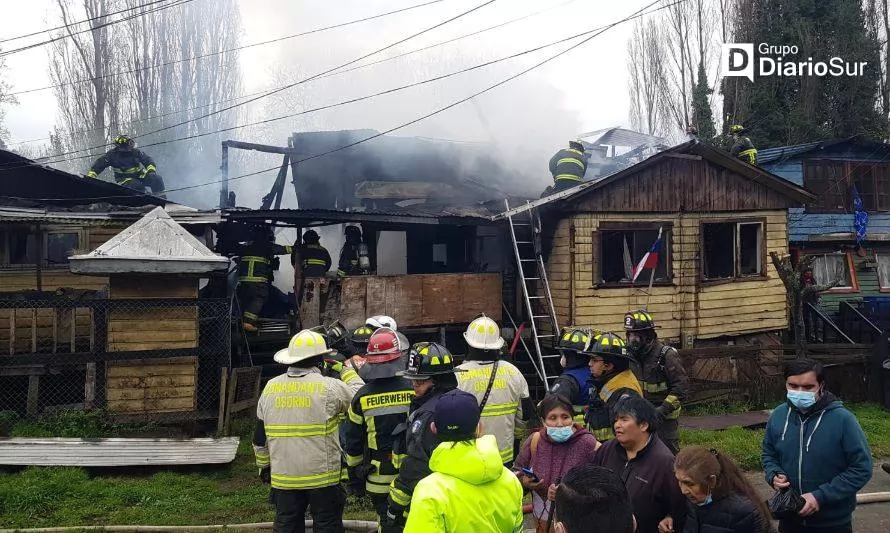 Confirman un fallecido en incendio que afectó a dos viviendas en centro de Osorno