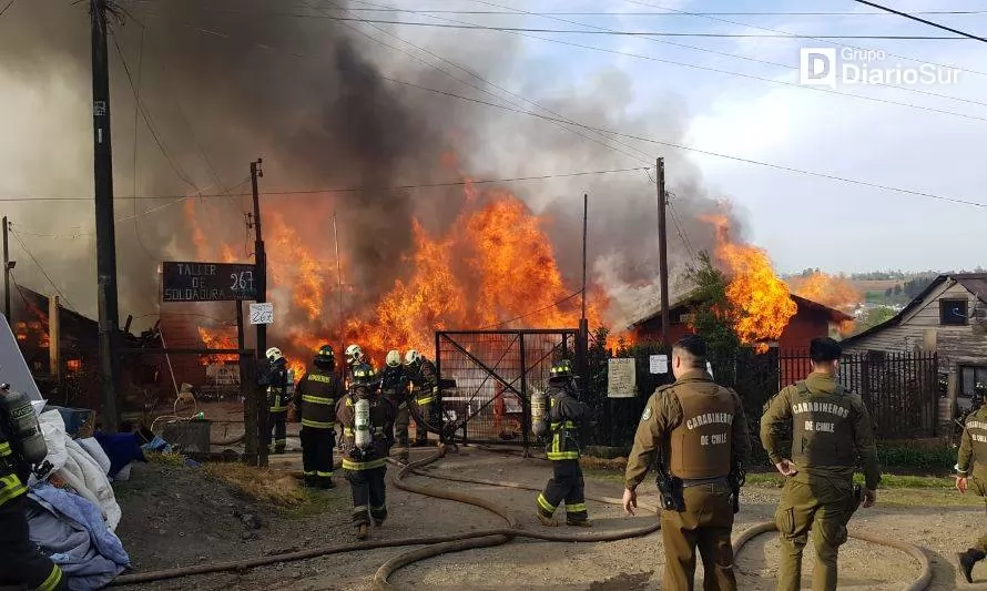 Cuatro casas fueron consumidas por las llamas en un violento incendio en Rahue 