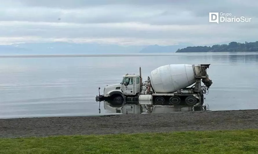 Camión termina en el lago tras sufrir accidente en Frutillar