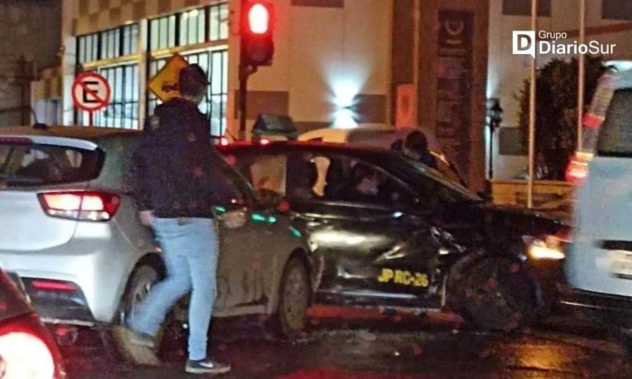 Dos lesionados deja colisión vehicular en esquina de Osorno