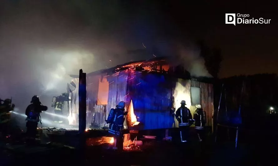 AHORA: incendio consume vivienda camino a Caipulli en Osorno