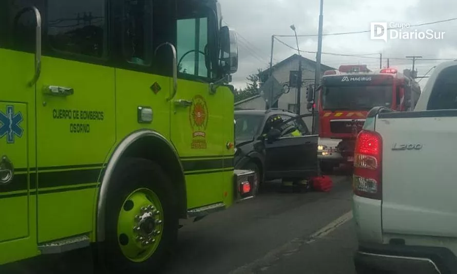 Dos lesionados deja colisión de vehículos en Osorno