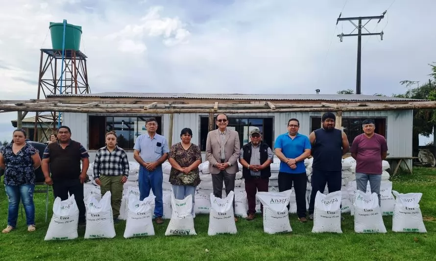 Pequeños agricultores de Osorno reciben sacos con fertilizantes